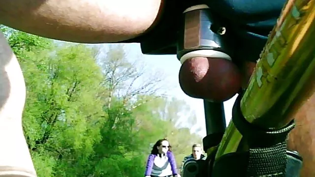 O homem de vídeo pornô homem comendo mulher à força negócios pervertido Ray lambeu os dedos dos pés durante a masturbação.