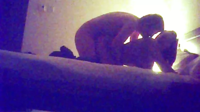 O Babe trai o namorado numa cena de sexo inter-racial. porno mulher com dois homem