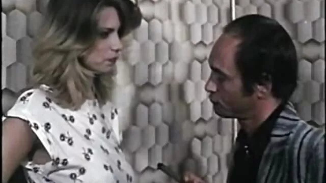 A miúda vídeo pornô de duas mulheres e um homem Nerd fodeu-lhe a rata