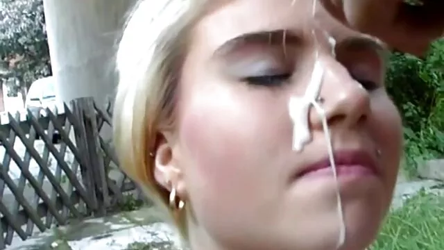 A Estrela Porno Russa Nikita põe um vídeo pornô com mulheres de 60 anos brinquedo dentro dela.