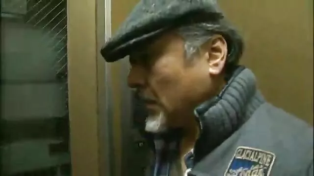 A Boazona Yui Hatano fodeu a rata vídeo pornô com mulheres peitudas dos colegas dela.