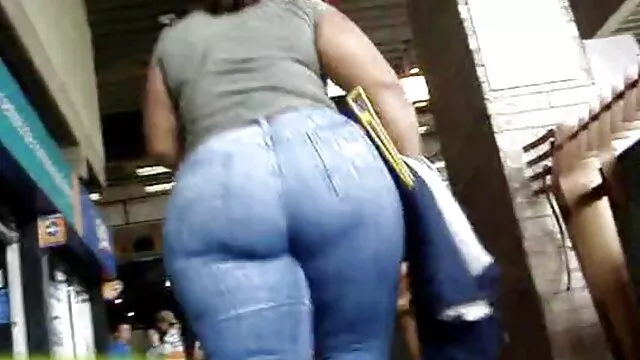 Uma miúda cheia de video de sexo 2 mulheres e 1 homem tesão brinca com o seu brinquedo.