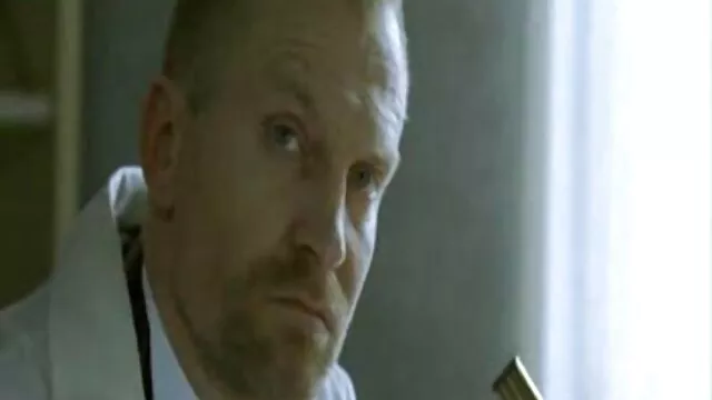 O vídeo pornô com mulher nova maricas adulto Joe fodeu vigorosamente sem preservativo antes de comer jizz.