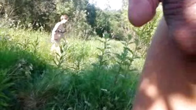 A mulher loira fode enquanto o marido vídeo pornô mulher transando com animal observa