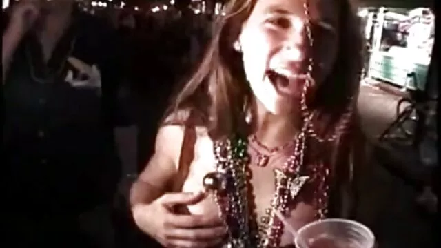 A garganta vídeo pornô de mulher muito gostosa move-se lentamente através dos ovos, então funciona com a árvore!