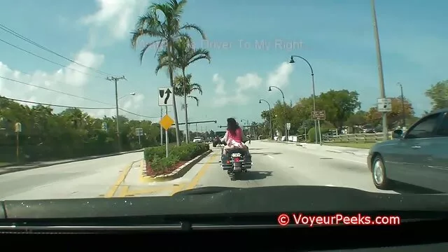 O Ticci masturba-se enquanto mulher usando vibrador porno se veste antes de ir para o Halloween