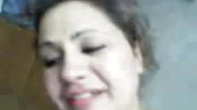 Lusty curvy fodida no rabo por uma vídeo pornô com mulher grande pila comprida