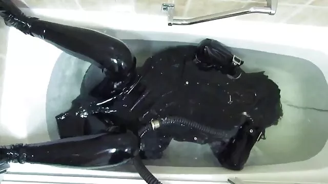 KiiraNova recebe uma foto facial de um vizinho na vídeo de pornô de mulher morena porta da frente.