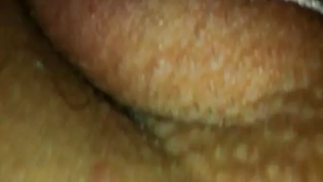 A cabra filmes pornô com duas mulheres e um homem Asiática Madura é fodida com um brinquedo e ela chupa-o.