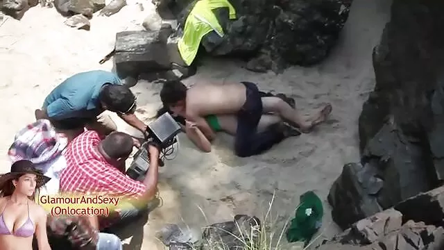 A porno mulher com muito tesão loura pequena toca com um vibrador enorme.