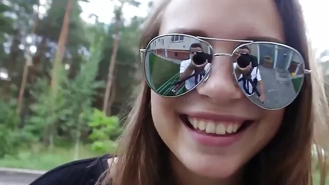 Tinka brinca com brinquedos em vídeo de pornô mulher transando com mulher um solo sexy na frente da câmera